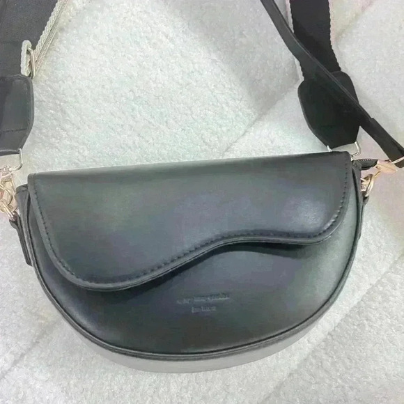 “Stylish Dual-Strap Crossbody Bag  - Minimalist Black Design” - Picture 2 of 13